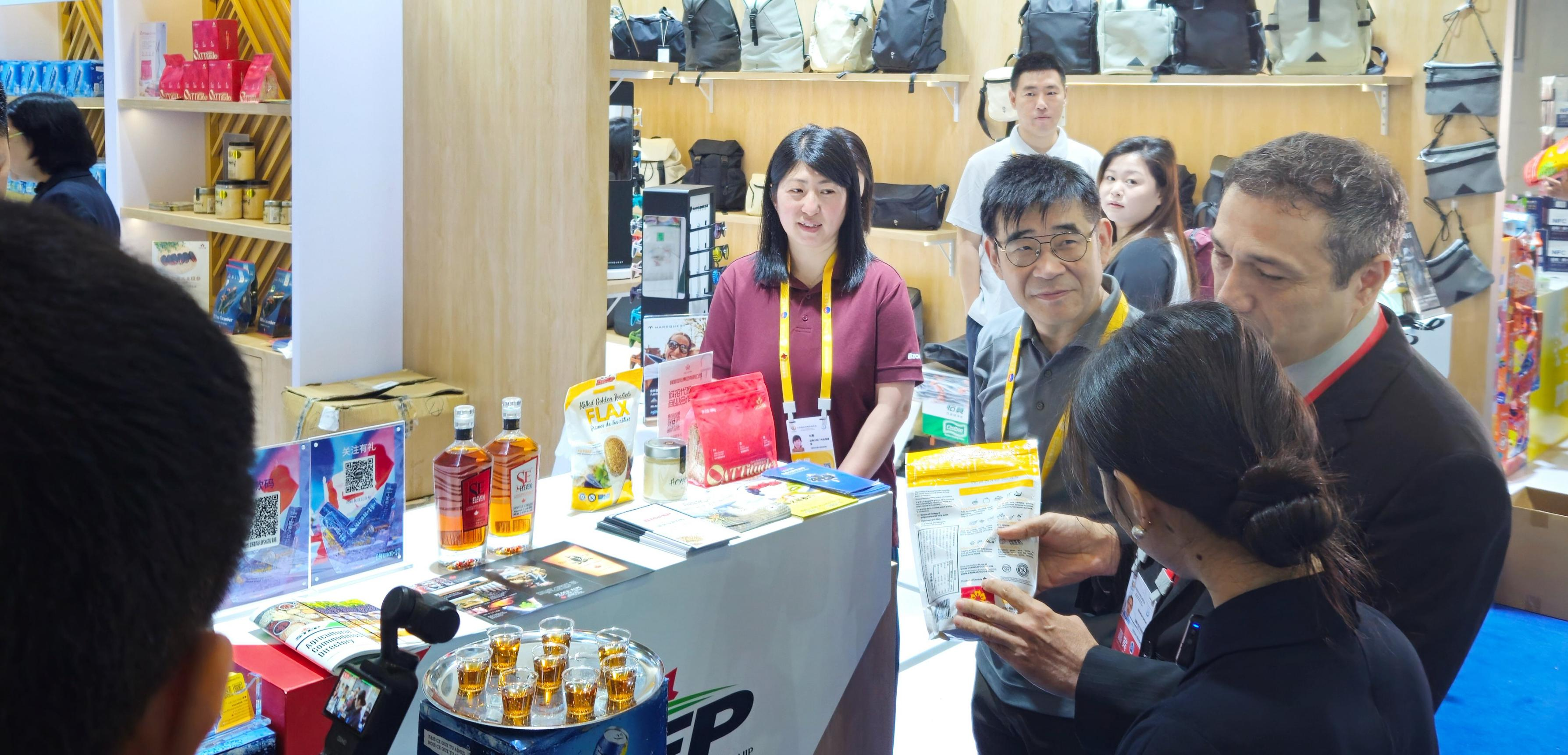 Consul General of Canada in Guangzhou introducing BIOPEP golden flaxseed powder at the Canada Pavilion